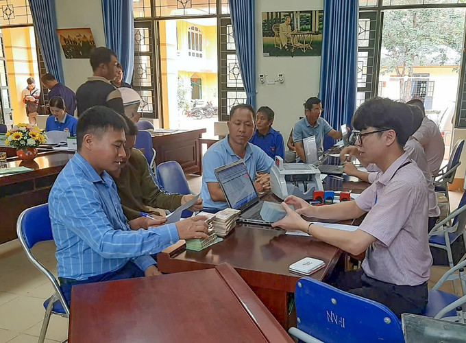 Phòng giao dịch Ngân hàng chính sách xã hội huyện Nậm Pồ chi trả tiền dịch vụ môi trường rừng cho các chủ rừng. Ảnh: TTXVN phát potal-chinh-sach-chi-tra-moi-truong-rung-tao-dong-luc-cho-nguoi-dan-dien-bien-bao-ve-rung-7948879.jpg