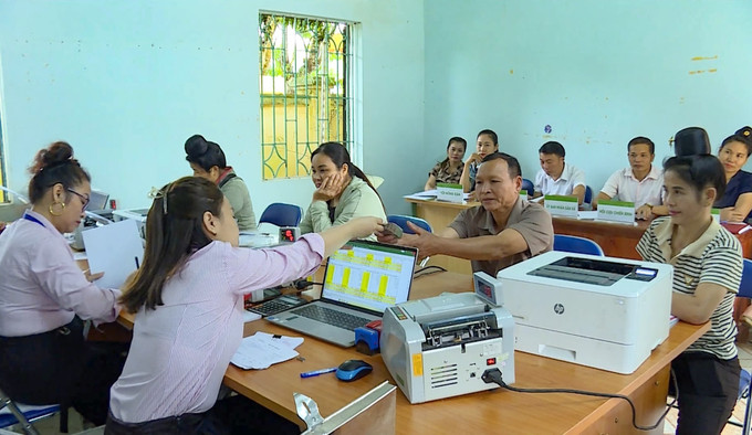 Phòng giao dịch Ngân hàng chính sách xã hội huyện Điện Biên chi trả tiền dịch vụ môi trường rừng cho các chủ rừng. Ảnh: TTXVN phát potal-chinh-sach-chi-tra-moi-truong-rung-tao-dong-luc-cho-nguoi-dan-dien-bien-bao-ve-rung-7948884.jpg