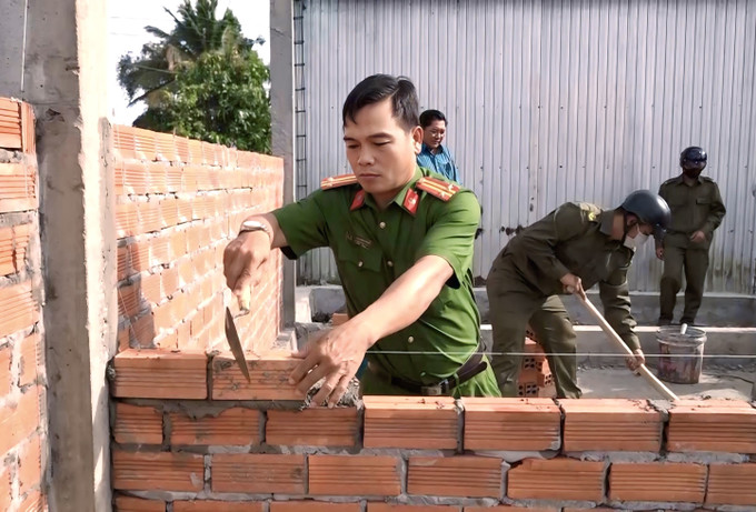 Cán bộ, chiến sĩ Công an các cấp và lực lượng ANTT cơ sở tích cực tham gia hỗ trợ ngày công lao động. Ảnh: TTXVN phát. potal-bac-lieu-chung-tay-xoa-nha-tam-nha-dot-nat-7948069.jpg