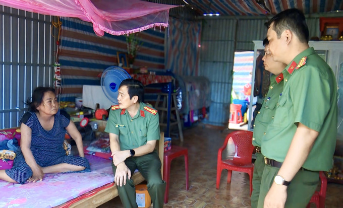 Đại tá Hồ Việt Triều, Giám đốc Công an tỉnh trực tiếp khảo sát các hộ dân. Ảnh: TTXVN phát potal-bac-lieu-chung-tay-xoa-nha-tam-nha-dot-nat-7948068.jpg
