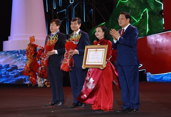 Đồng chí Phan Đình Trạc, Ủy viên Bộ Chính trị, Bí thư Trung ương Đảng, Trưởng Ban Nội chính Trung ương trao Huân chương Lao động hạng Nhất tặng Đảng bộ, chính quyền và Nhân dân tỉnh Phú Yên. Ảnh: Xuân Triệu - TTXVN potal-le-ky-niem-50-nam-ngay-giai-phong-tinh-phu-yen-7948307.jpg