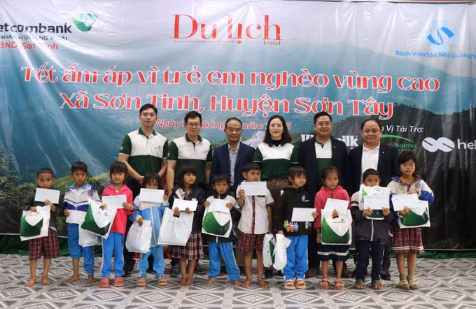 potal-cham-lo-tet-cho-tre-em-ngheo-nguoi-neo-don-mien-nui-quang-ngai-7798634.jpg