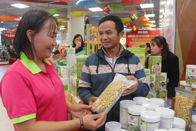 Năm nay, xu hướng lựa chọn sản phẩm OCOP làm quà biếu tặng tăng cao. Ảnh: Bích Huệ - TTXVN potal-san-pham-ocop-tinh-nghe-an-tung-bung-chao-tet-7821323.jpg