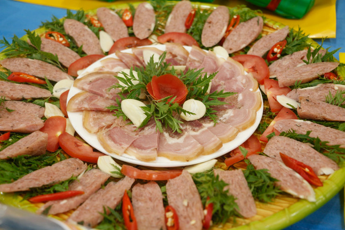 Chuẩn bị cho đơn hàng Tết, trong tháng cao điểm này cơ sở sản xuất giò me Châu Hường, huyện Nam Đàn tiêu thụ 40 tấn thịt me để làm các sản phẩm. Ảnh: Bích Huệ - TTXVN potal-san-pham-ocop-tinh-nghe-an-tung-bung-chao-tet-7821297.jpg