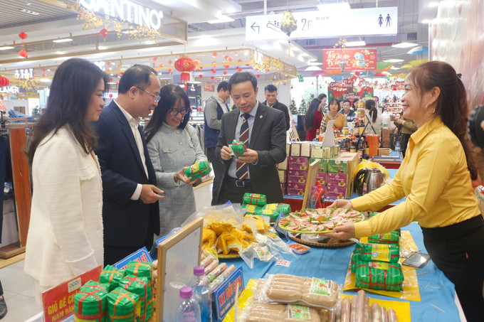 Năm nay, xu hướng lựa chọn sản phẩm OCOP làm quà biếu tặng tăng cao. Ảnh: Bích Huệ - TTXVN potal-san-pham-ocop-tinh-nghe-an-tung-bung-chao-tet-7821288.jpg