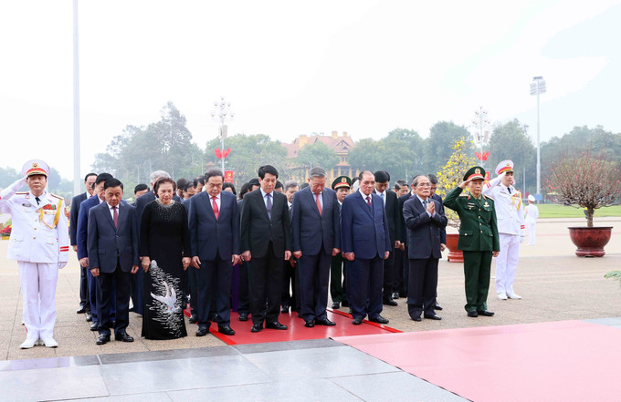 Lãnh đạo Đảng, Nhà nước tưởng niệm Chủ tịch Hồ Chí Minh nhân dịp Tết Nguyên đán Ất Tỵ 2025. Ảnh: An Đăng - TTXVN potal-lanh-dao-dang-nha-nuoc-vao-lang-vieng-bac-nhan-dip-tet-nguyen-dan-at-ty-2025-7822898.jpg