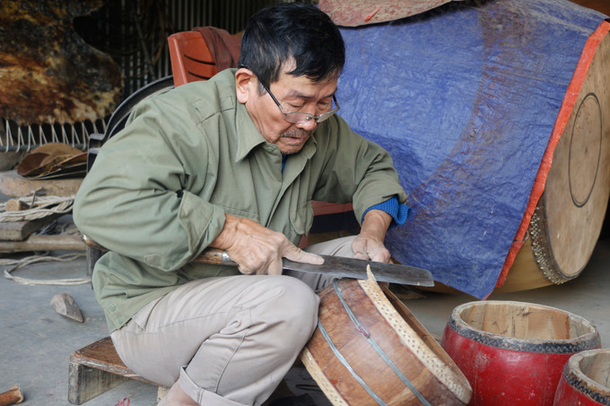 Để làm ra một chiếc trống hoàn chỉnh, các nghệ nhân trong làng trống Hoàng Hà rất dày công, tỉ mỉ chau chuốt cả 3 khâu quan trọng: làm da, làm tang và bưng trống. Ảnh: Bích Huệ - TTXVN potal-am-vang-tieng-trong-hoang-ha-7821375.jpg