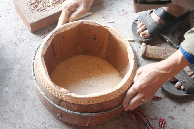 Đo kích thước làm trống, nhiều công đoạn làm trống vẫn phải làm bằng thủ công. Ảnh: Bích Huệ - TTXVN potal-am-vang-tieng-trong-hoang-ha-7821382.jpg