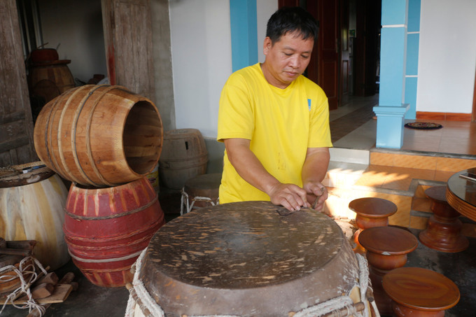 Để làm ra một chiếc trống hoàn chỉnh, các nghệ nhân trong làng trống Hoàng Hà rất dày công, tỉ mỉ chau chuốt cả 3 khâu quan trọng: làm da, làm tang và bưng trống. Ảnh: Bích Huệ - TTXVN potal-am-vang-tieng-trong-hoang-ha-7821374.jpg