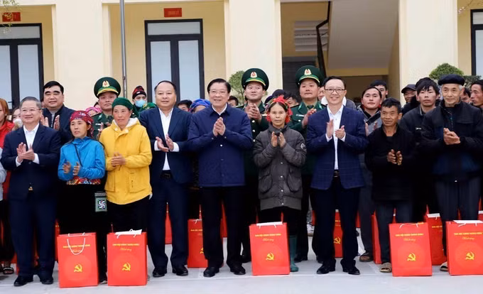 potal-truong-ban-noi-chinh-trung-uong-tham-chuc-tet-tai-ha-giang-7822420.jpg