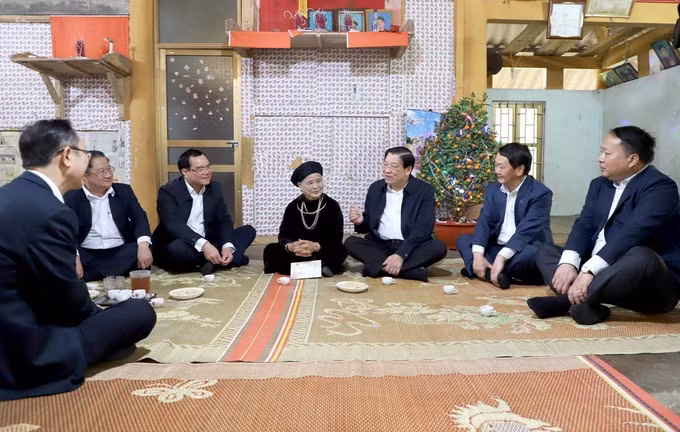 potal-truong-ban-noi-chinh-trung-uong-tham-chuc-tet-tai-ha-giang-7822428.jpg
