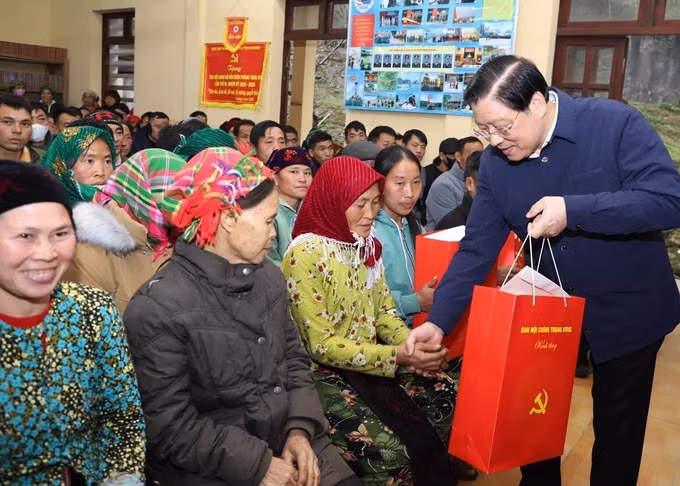 potal-truong-ban-noi-chinh-trung-uong-tham-chuc-tet-tai-ha-giang-7822425.jpg