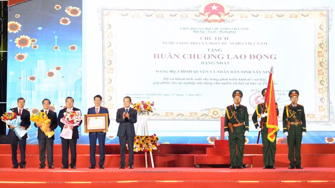 potal-tay-ninh-ky-niem-50-nam-ngay-giai-phong-va-don-nhan-huan-chuong-lao-dong-hang-nhat-8004804.jpg