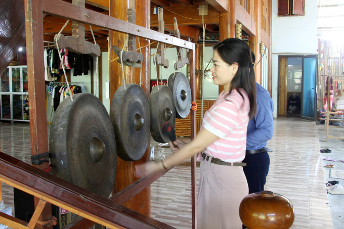 Khách du lịch trải nghiệm không gian cồng chiêng tại homestay Bích Trang, bản Hoa Tiến, xã Châu Tiến, huyện Quỳ Châu (Nghệ An). Ảnh: Văn Tý - TTXVN potal-loi-ich-kep-tu-mo-hinh-du-lich-cong-dong-o-mien-tay-nghe-an-7873556.jpg