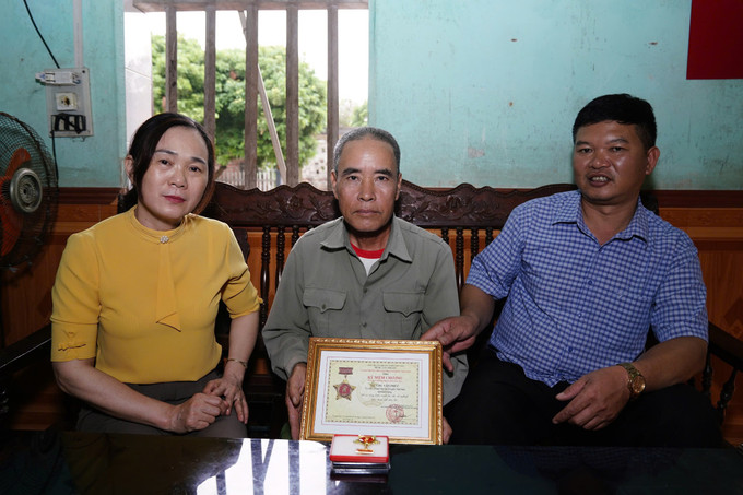 Ông Chu Văn Phúc tự hào khi được Ủy ban Trung ương Mặt trận Tổ quốc Việt Nam trao tặng Kỷ niệm chương “Vì sự nghiệp đại đoàn kết dân tộc” năm 2023. tam-guong-4.jpg