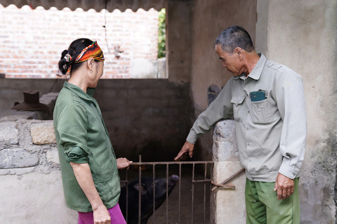Ông Chu Văn Phúc luôn sẵn lòng chia sẻ kinh nghiệm sản xuất, chăn nuôi cho bà con trong thôn, đặc biệt là các hộ gia đình dân tộc thiểu số còn gặp khó khăn. tam-guong-5.jpg