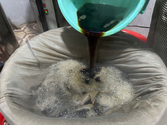 Bắc nồi cây thạch đã nhừ ra để nguội, đổ nước vào túi vải sạch, vắt lọc lấy nước bỏ bã. Ảnh: Hương Hiền thach-den-cb-8.jpg