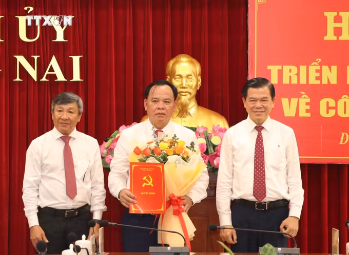vna_potal_dong_nai_trao_quyet_dinh_chuan_y_chuc_pho_bi_thu_tinh_uy_bau_chu_tich_ubnd_tinh_7544975.jpg