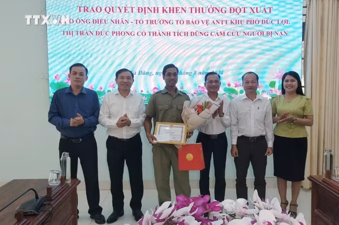 vna_potal_binh_phuoc_khen_thuong_nguoi_dung_cam_cuu_mot_phu_nu_bi_nuoc_cuon_troi_7545251.jpg