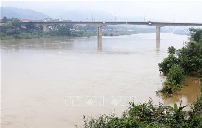 Nước sông Hồng dâng cao làm ngập úng hoa màu của người dân trồng hai bên bờ sông, đoạn qua thành phố Lào Cai (tỉnh Lào Cai). Ảnh: Quốc Khánh-TTXVN song-hong-26624s.jpg