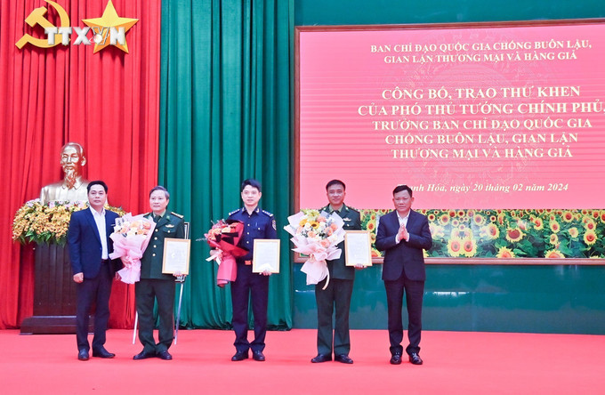 Lực lượng Biên phòng và Hải quan tỉnh Thanh Hóa nhận Thư khen chiến công của Phó Thủ tướng Chính phủ Trần Lưu Quang, Trưởng Ban Chỉ đạo 389 Quốc gia vì lập thành tích xuất sắc triệt phá đường dây mua bán, vận chuyển 17,7kg ma túy các loại. Ảnh: TTXVN phát vna_potal_pho_thu_tuong_tran_luu_quang_gui_thu_khen_chien_cong_triet_pha_vu_177kg_ma_tuy_184313378_7233966.jpg