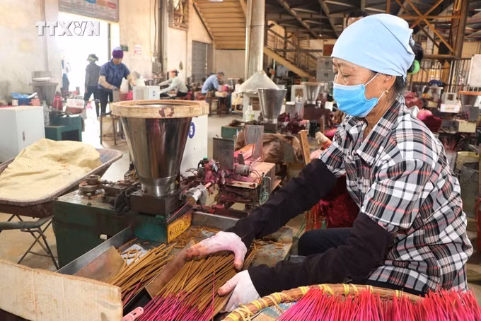 vna_potal_cac_co_so_san_xuat_san_pham_ocop_cua_hai_duong_tat_bat_vu_tet_7205812.jpg