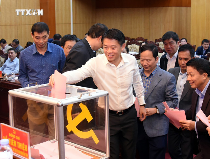 Các đại biểu bỏ phiếu bầu Bí thư Tỉnh ủy Lạng Sơn. Ảnh: Văn Đạt - TTXVN vna_potal_ong_hoang_van_nghiem_duoc_bau_giu_chuc_bi_thu_tinh_uy_lang_son_7733402.jpg