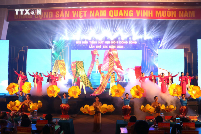 Tiết mục văn nghệ mở màn hội diễn. Ảnh: Thanh Hòa TTXVN vna_potal_hoi_dien_“tieng_hat_hen_ho_9_dong_song”_lan_thu_xix_tai_tra_vinh_7524750.jpg