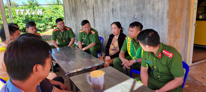 Công an huyện Ia Grai (Gia Lai) kiểm tra lưu trú trên địa bàn. Ảnh: Hoài Nam – TTXVN vna_potal_gia_lai_phong_ngua_trom_cap_ca_phe_giua_con_sot_gia”_7716976.jpg