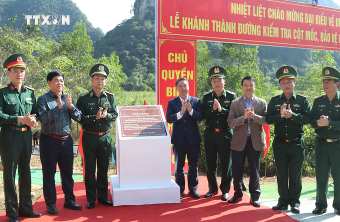 Các đại biểu khánh thành đường kiểm tra cột mốc, bảo vệ biên giới số 962, tỉnh Lạng Sơn. Ảnh: Quang Duy – TTXVN vna_potal_khanh_thanh_duong_kiem_tra_cot_moc_bao_ve_bien_gioi_lang_son_7717521.jpg