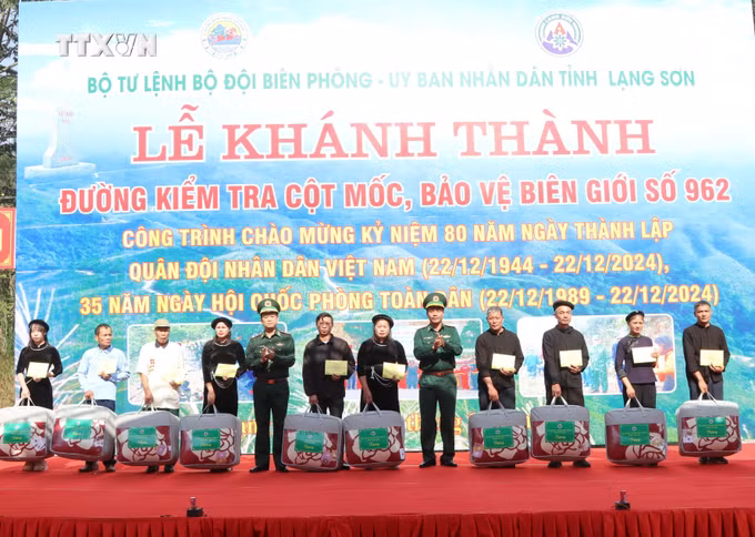 vna_potal_khanh_thanh_duong_kiem_tra_cot_moc_bao_ve_bien_gioi_lang_son_7717529.jpg