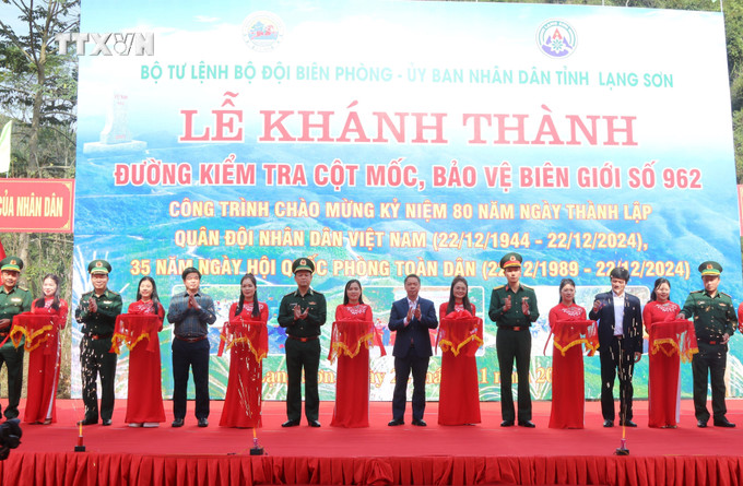 Các đại biểu cắt băng khánh thành đường kiểm tra cột mốc, bảo vệ biên giới số 962, tỉnh Lạng Sơn. Ảnh: Quang Duy – TTXVN vna_potal_khanh_thanh_duong_kiem_tra_cot_moc_bao_ve_bien_gioi_lang_son_7717525.jpg