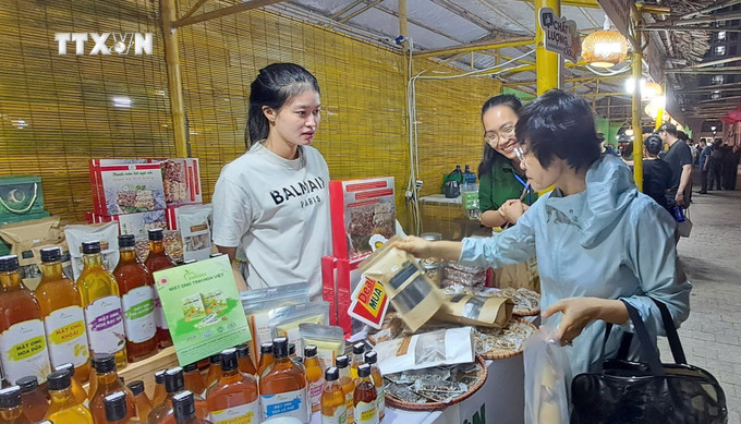 Khách tham quan, mua sắm hàng tại Hội chợ. Ảnh: Nguyễn Văn Cảnh - TTXVN Khách tham quan, mua sắm hàng tại Hội chợ. Ảnh: Nguyễn Văn Cảnh - TTXVN