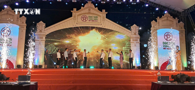 Các đồng chí lãnh đạo các Cục, vụ thuộc các Bộ ngành và thành phố Hà Nội khai mạc hội chợ. Ảnh: Nguyễn Văn Cảnh - TTXVN Các đồng chí lãnh đạo các Cục, vụ thuộc các Bộ ngành và thành phố Hà Nội khai mạc hội chợ. Ảnh: Nguyễn Văn Cảnh - TTXVN