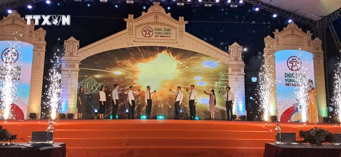 Các đồng chí lãnh đạo các Cục, vụ thuộc các Bộ ngành và thành phố Hà Nội khai mạc hội chợ. Ảnh: Nguyễn Văn Cảnh - TTXVN