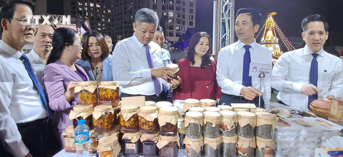 Lãnh đạo các Cục, vụ thuộc các Bộ, ngành và thành phố Hà Nội tham quan các gian hàng. Ảnh: Nguyễn Văn Cảnh - TTXVN vna_potal_ha_noi_250_gian_hang_tai_hoi_cho_dac_san_vung_mien_viet_nam____7716436.jpg