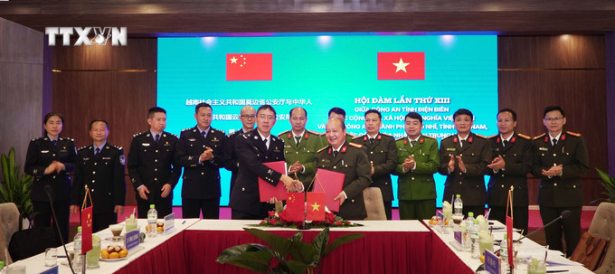 Hai bên ký kết biên bản ghi nhớ tại hội đàm lần thứ XIII. Ảnh: TTXVN phát vna_potal_hoi_dam_giua_cong_an_tinh_dien_bien_voi_cuc_cong_an_thanh_pho_pho_nhi_tinh_van_nam_trung_quoc_7722903.jpg