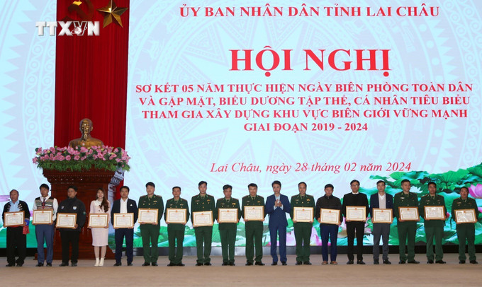 Phó Chủ tịch UBND tỉnh Lai Châu Hà Trọng Hải trao Bằng khen của Chủ tịch UBND tỉnh Lai Châu cho các cá nhân có thành tích xuất sắc trong thực hiện "Ngày Biên phòng toàn dân" giai đoạn 2019-2024. Ảnh: Quý Trung - TTXVN vna_potal_lai_chau_so_ket_5_nam_thuc_hien_ngay_bien_phong_toan_dan_va_gap_mat_bieu_duong_tap_the_ca_nhan_tieu_bieu_7246131.jpg