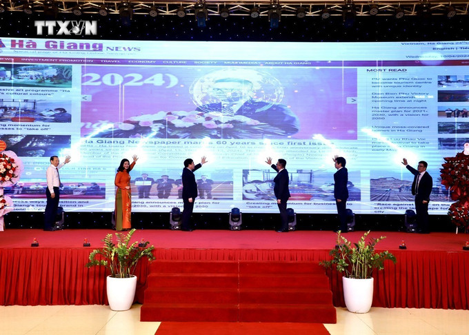 Ông Lê Quốc Minh, Ủy viên Trung ương Đảng, Phó trưởng Ban Tuyên giáo Trung ương, Tổng Biên tập Báo Nhân Dân, Chủ tịch Hội Nhà báo Việt Nam và các đại biểu ấn nút khai trương chuyên trang tiếng Anh của Báo Hà Giang điện tử. Ảnh: TTXVN phát vna_potal_ky_niem_60_nam_thanh_lap_bao_ha_giang_va_ra_so_bao_dau_tien_7316981.jpg
