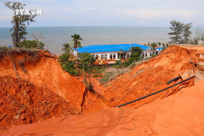 Lượng bùn cát lớn được xác định bắt nguồn từ dự án Sentosa Mũi Né nằm ở độ cao trên 30m so với tuyến đường Huỳnh Thúc Kháng. Ảnh: Nguyễn Thanh - TTXVN vna_potal_binh_thuan_khan_truong_khac_phuc_hau_qua_cat_tran_xuong_tuyen_duong_mui_ne_7387226.jpg