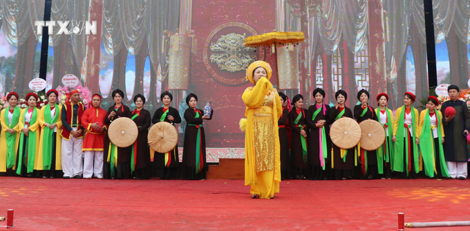 Vua Bà phát lệnh mở hội tại lễ hội. Ảnh: Thanh Thương - TTXVN vna_potal_van_hoa_soi_duong_le_hoi_lang_diem_tuong_nho_thuy_to_quan_ho_7272759.jpg
