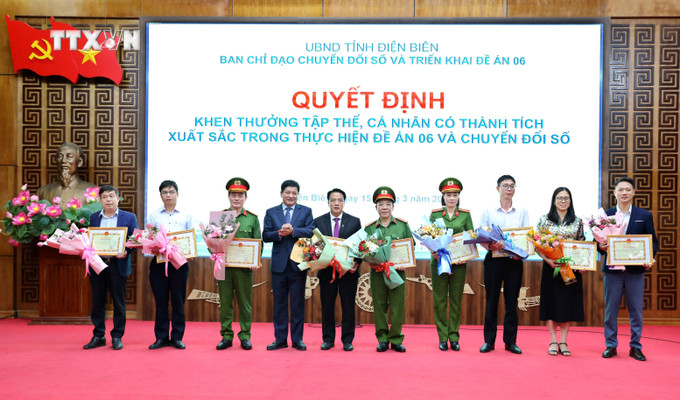 Chủ tịch UBND tỉnh Điện Biên Lê Thành Đô tặng Bằng khen cho các cá nhân có thành tích xuất sắc trong thực hiện chuyển đổi số và Đề án 06. Ảnh: Trung Kiên - TTXVN vna_potal_dien_bien_nhieu_ket_qua_tich_cuc_trong_thuc_hien_chuyen_doi_so_va_de_an_06_140914599_7272755.jpg