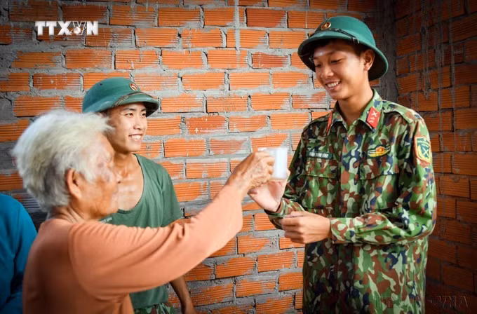 vna_potal_to_tham_hinh_anh_“bo_doi_cu_ho”_trong_long_nhan_dan_7760600.jpg