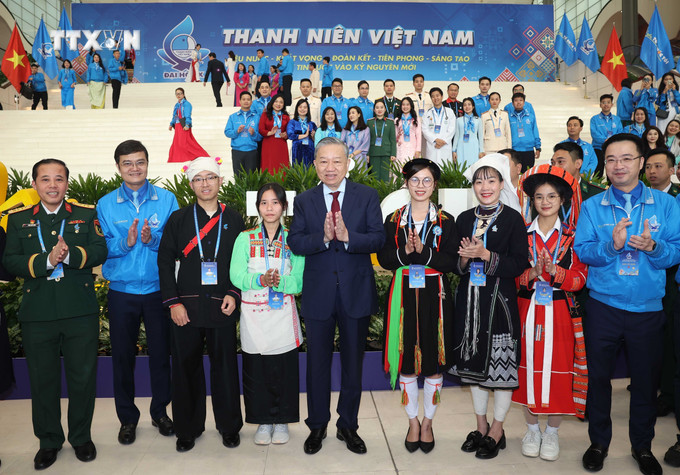 Tổng Bí thư Tô Lâm với các đại biểu dự Phiên trọng thể Đại hội IX Hội Liên hiệp Thanh niên Việt Nam. Ảnh: Thống Nhất - TTXVN vna_potal_tong_bi_thu_du_phien_trong_the_dai_hoi_ix_hoi_lien_hiep_thanh_nien_viet_nam___7762466.jpg