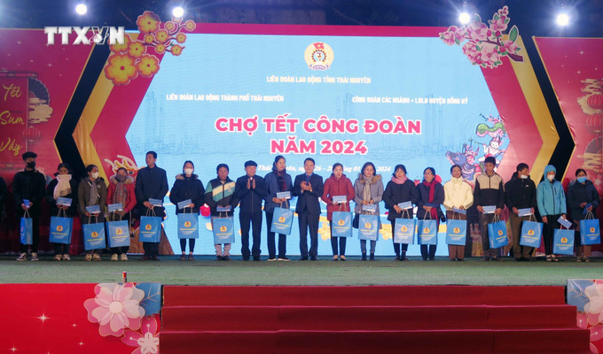 Lãnh đạo Liên đoàn Lao động tỉnh Thái Nguyên tặng quà cho công nhân lao động có hoàn cảnh khó khăn. Ảnh: Quân Trang-TTXVN vna_potal_thai_nguyen_khai_mac_cho_tet_cho_doan_vien_cong_doan_va_nguoi_lao_dong_kho_khan_________________________________7200693.jpg