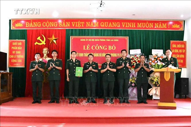 Đại tá Triệu Quốc Nguậy, Phó Bí thư Đảng ủy, Chỉ huy trưởng Bộ Chỉ huy Bộ đội Biên phòng Lai Châu trao quyết định thành lập Đảng bộ Đồn Biên phòng Pa Vệ Sử. Ảnh: TTXVN phát vna_potal_thanh_lap_dang_bo_don_bien_phong_thu_11_o_lai_chau_stand.jpg