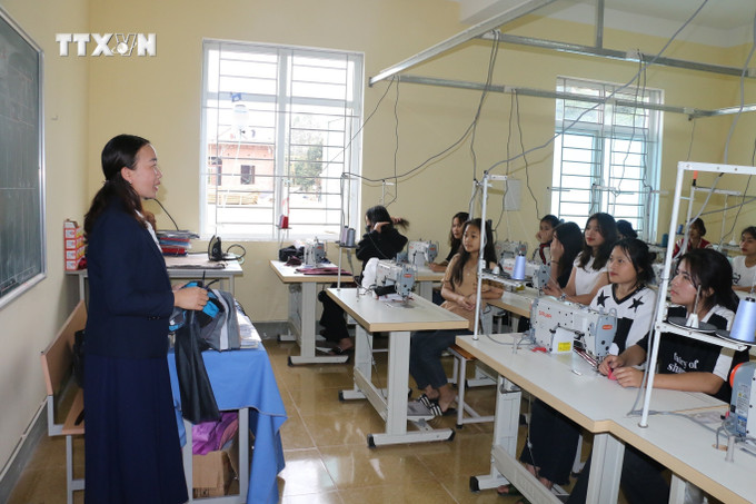Giờ học nghề may tại Trường Trung cấp Dân tộc nội trú Nghệ An. Ảnh: Bích Huệ - TTXVN vna_potal_nghe_an__huong_mo_cho_hoc_sinh_khong_trung_tuyen_lop_10_cong_lap_7365450.jpg