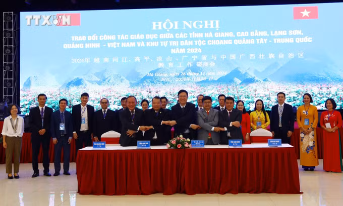vna_potal_trao_doi_cong_tac_giao_duc_giua_4_tinh_bien_gioi_va_khu_tu_tri_dan_toc_choang_quang_tay_trung_quoc_7725106.jpg