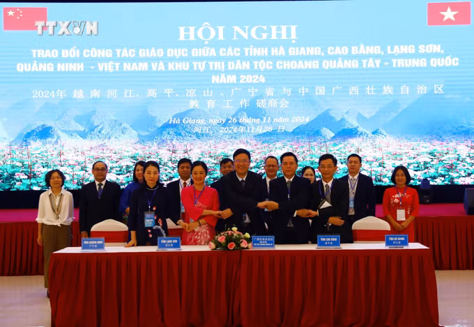 vna_potal_trao_doi_cong_tac_giao_duc_giua_4_tinh_bien_gioi_va_khu_tu_tri_dan_toc_choang_quang_tay_trung_quoc_7725102.jpg