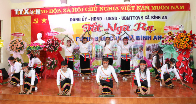 Tiết mục múa của các cô gái Cor trong trang phục truyền thống. Ảnh: Đinh Hương - TTXVN vna_potal_tet_nga_ra_cua_dong_bao_cor_quang_ngai_7724913.jpg